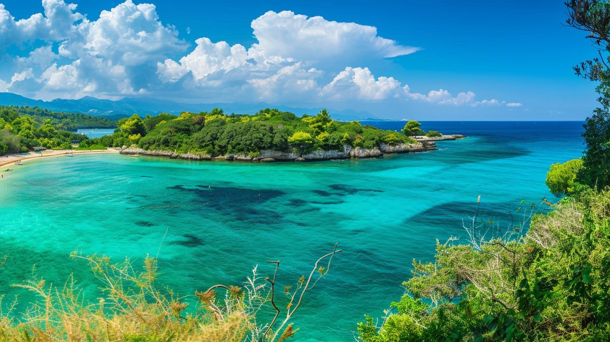 Panorama delle spiagge di Ksamil, considerate tra le più belle, con acque cristalline e sabbia fine