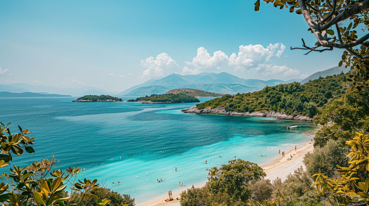 Vista aerea delle incantevoli Isole Ksamil con acque cristalline e spiagge sabbiose