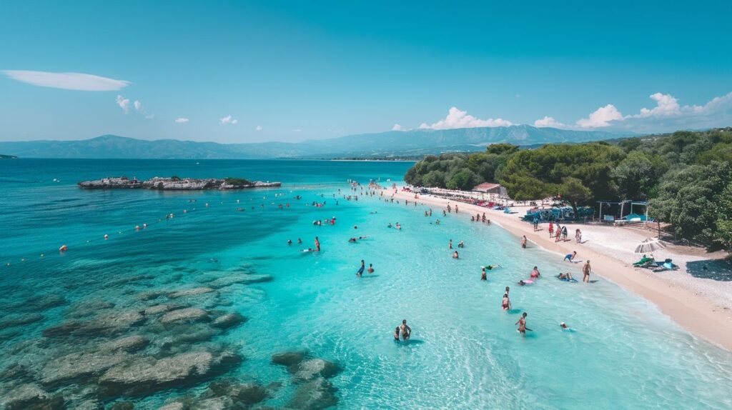 Spiaggia soleggiata a Ksamil con ombrelloni colorati, perfetta per chi cerca cosa fare a Ksamil in estate